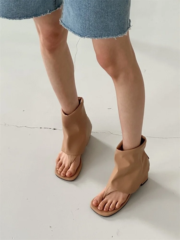 ショートブーツを選びながら脚のラインを美しく保つには？