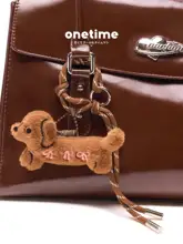 カーキ色の小犬チャーム【かわいいデザイン・ストラップ付き・ファッションアクセサリー】
