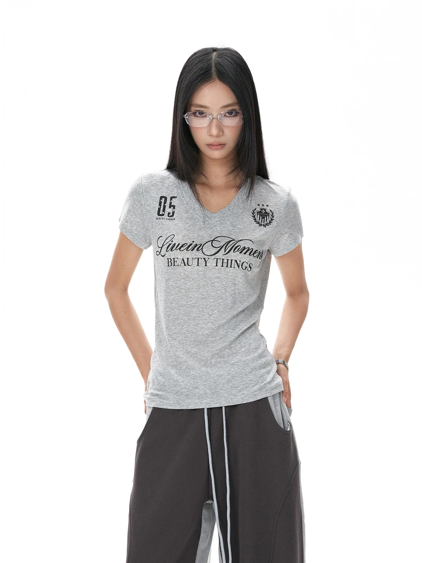 レトロスタイルのVネックTシャツ：モード系Tシャツのデザインと着こなしの実際