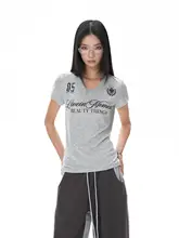レトロスタイルのVネック半袖Tシャツ【フィット感抜群・アルファベットプリント・肌触りの良い素材】