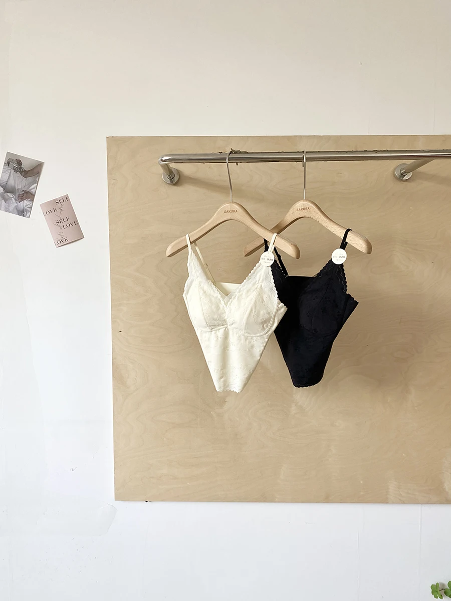 セカ ンドスキン 服とは？通勤風のスリムフィットキャミソールが提供する実用性と肌への影響