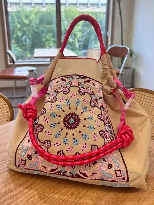 刺繍デザインのナイロンエコバッグ【大容量・ショルダーバッグ・女性用・ボールチェーン付き】