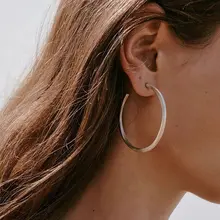 シンプルなラウンドデザインの大ぶりイヤリング【銀色・C型・秋冬用・モダンスタイル】