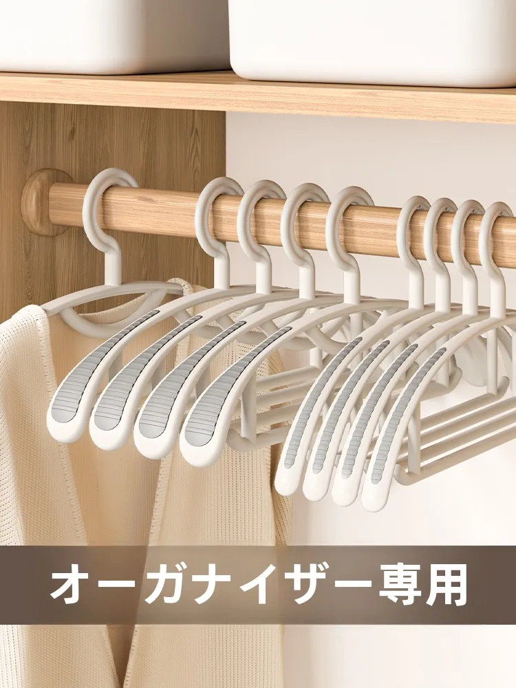 滑り止め付きハンガー：天板付きタイプの実用性と空間効率の検証