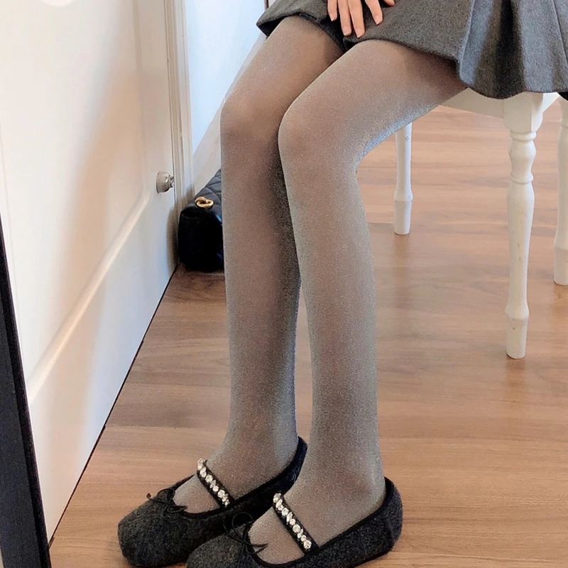煙色のパンティストッキング：春秋期の微透けデザインと美腿塑形機能を徹底解説