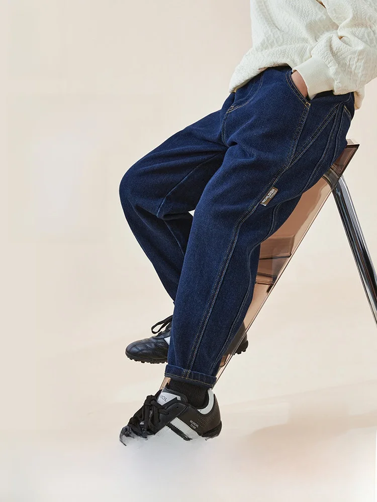 男の子用デニムパンツ：4歳向け春秋用ラフデザインのカジュアルスタイル