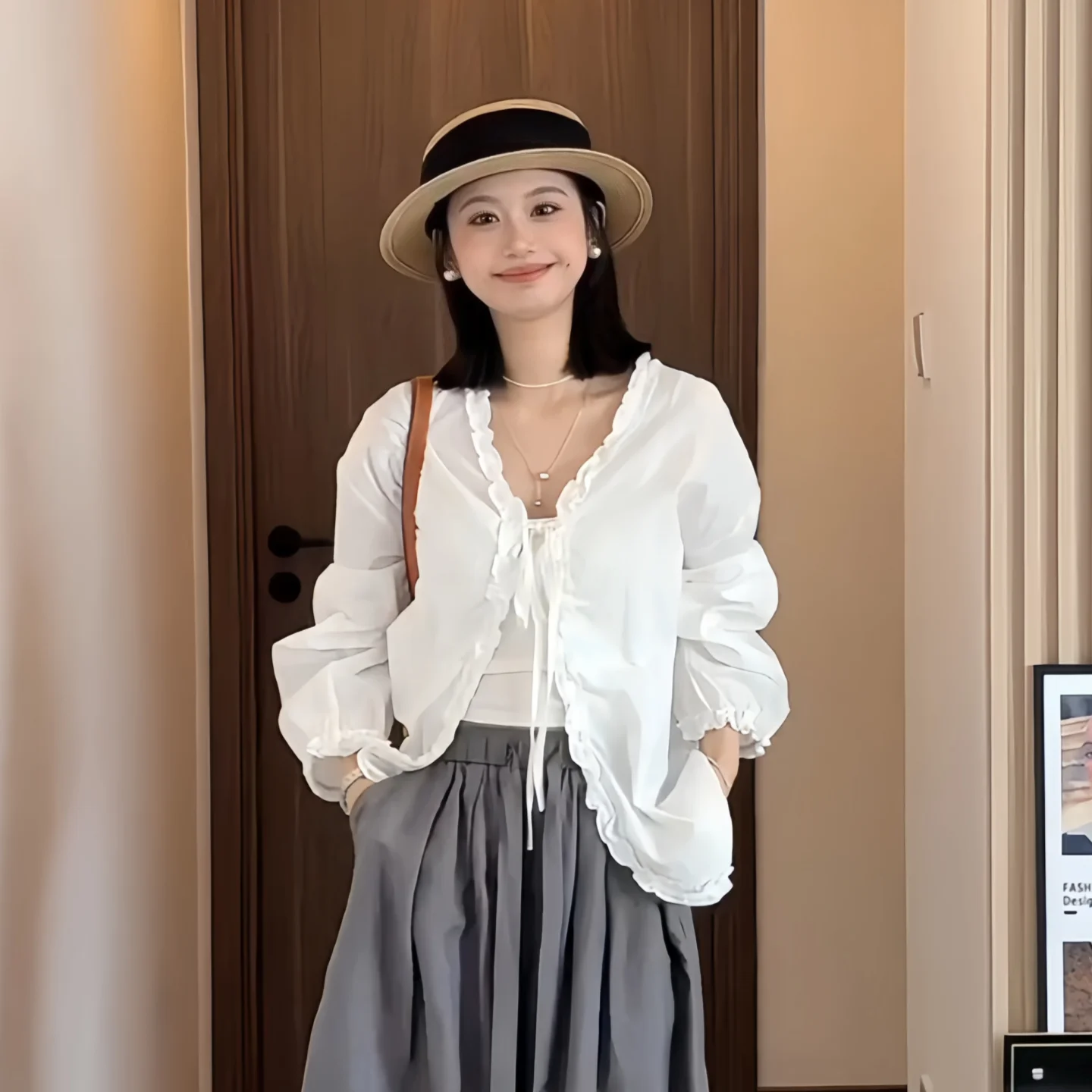 Vネックおしゃれなフリル付きUVカットシャツ 春コーデ レディース 通勤向け