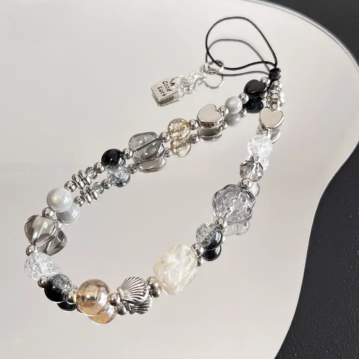 ugp スマートフォン用チェーンストラップ【パール＆クリスタルデザイン・高級感あるディテール・手首にかけるタイプ】