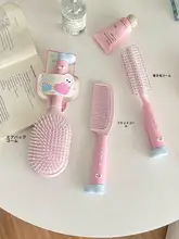 軽量でかわいい！頭皮マッサージ機能付きヘアブラシ【ポンポンスタイル・携帯便利】
