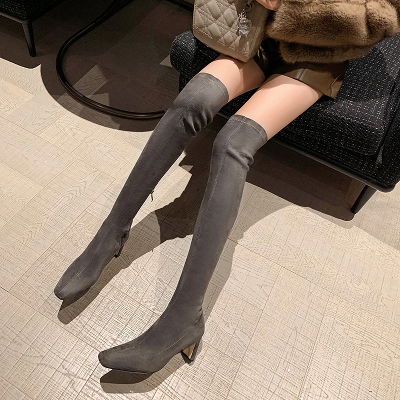 女性用ロングブーツ：ヒール付き・細い足首・膝上丈のエレガントスタイル