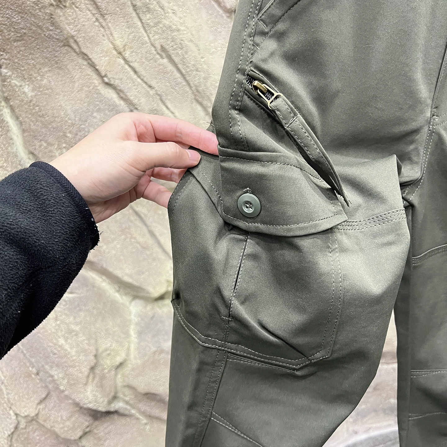 カーゴパンツ メンズ コーデ 完全ガイド｜通勤・日常で失敗しない選び方