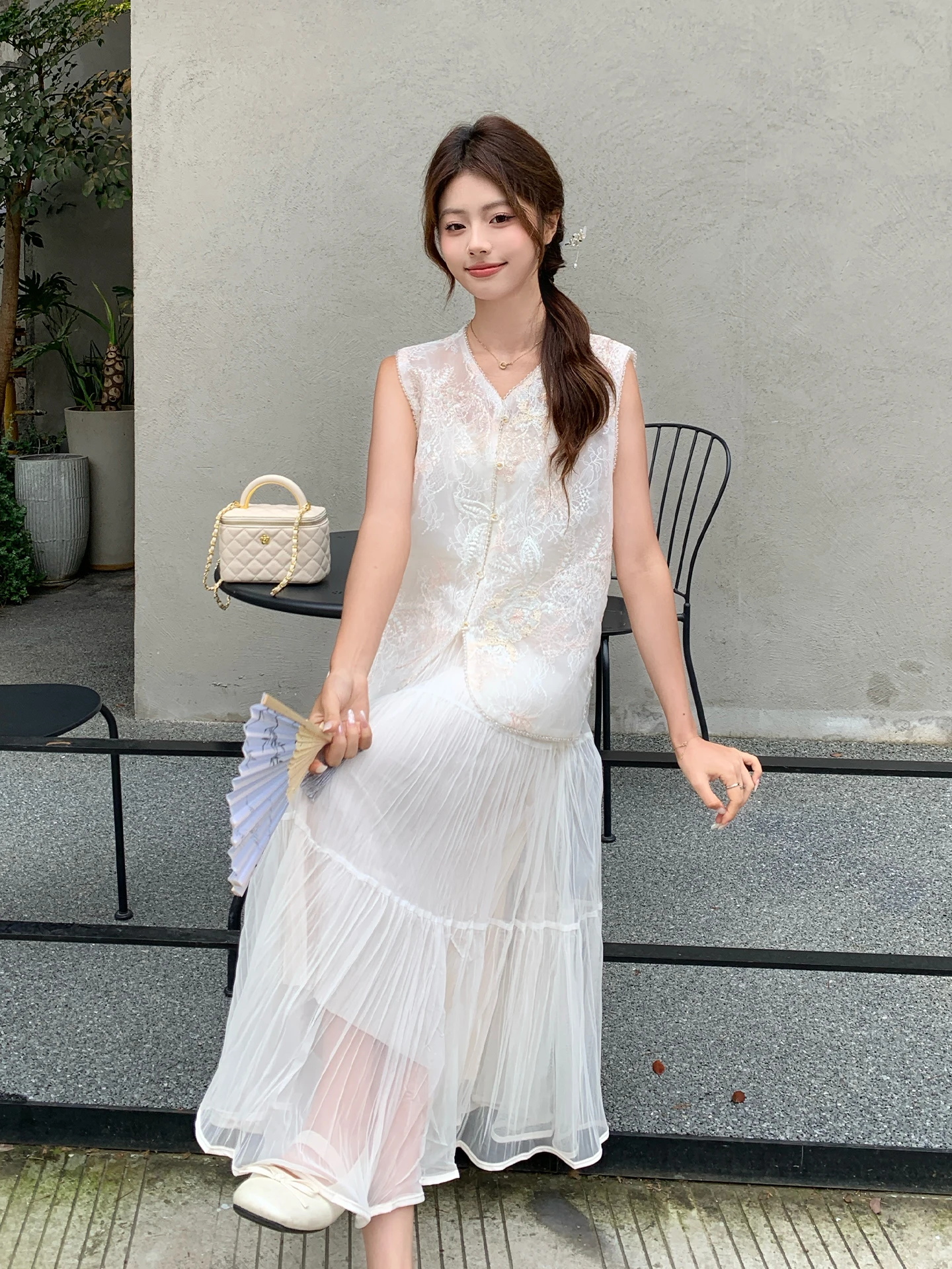 白色の刺繍無袖ワンピース【新中式デザイン・春夏用】：春ファッションのカジュアルスタイルに最適な2点セット