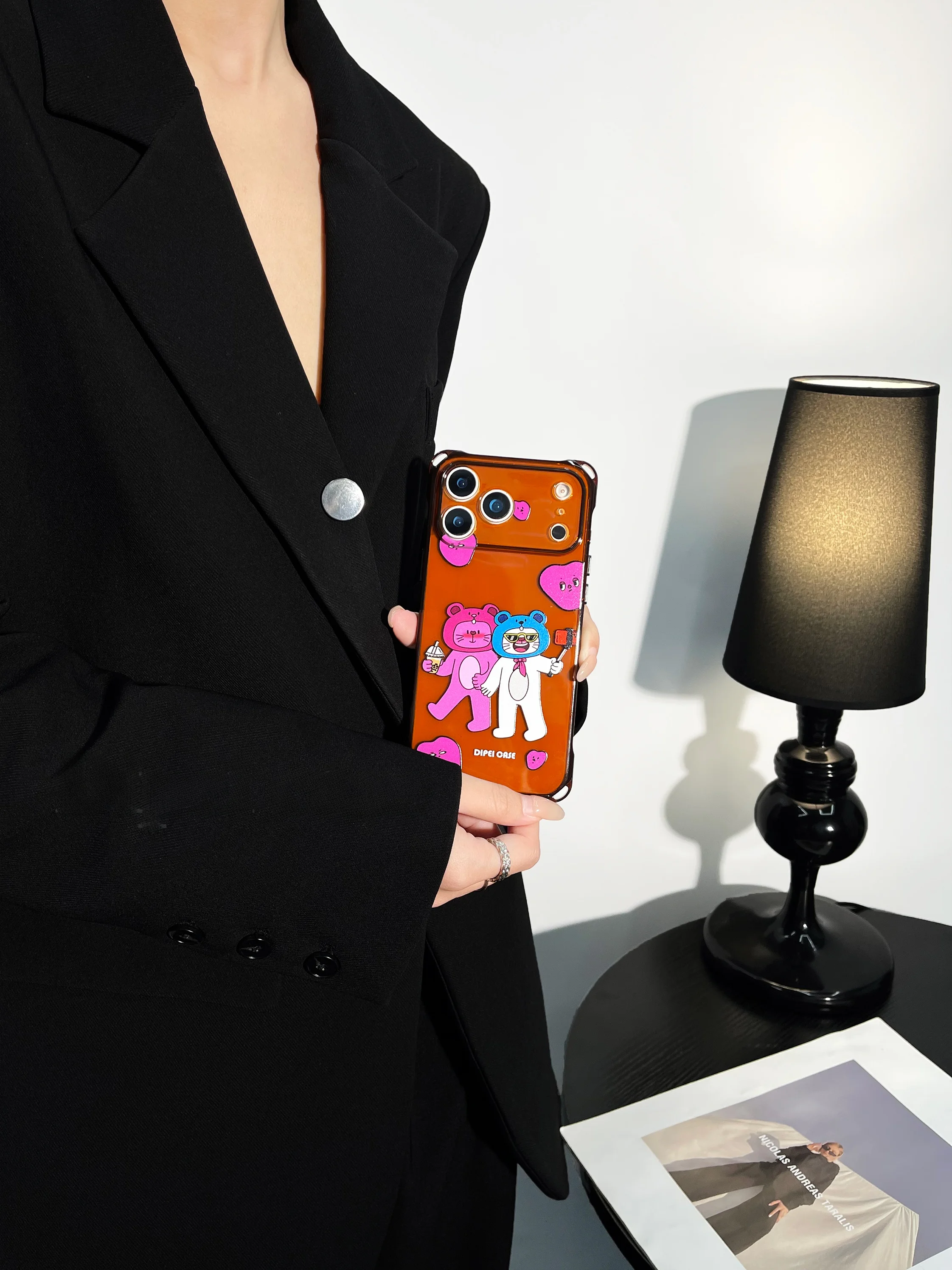 可愛いクマデザインの斜め掛けスマホケース：斜挎使用に最適な保護機能とデザインの実用性