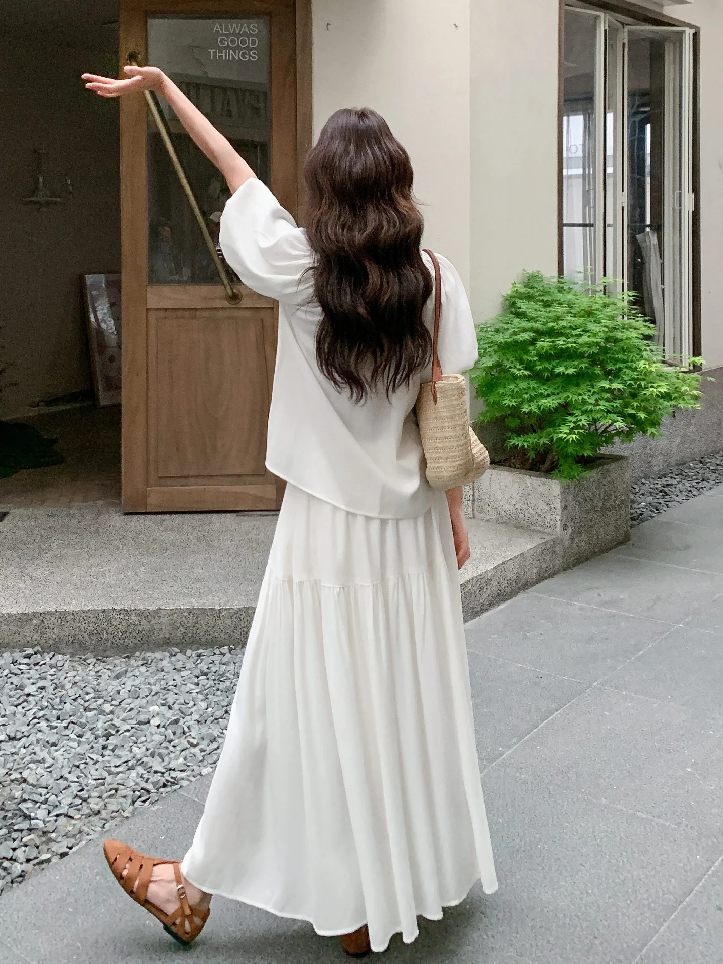 2週間検診に必要な女性用夏服：白色オフショルダーバルーンスリーブツーピースの選び方と実用性