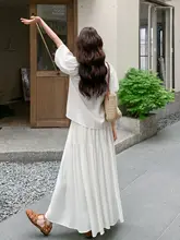 白色オフショルダーのバルーンスリーブトップスとスカートの女性用夏服【上品なデザイン・二部作】