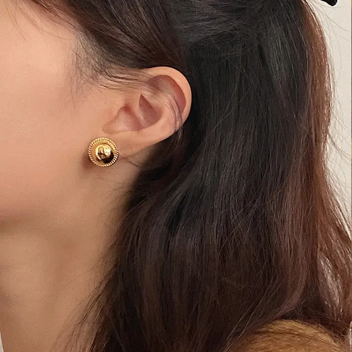 S925製純銀ボタンピアス【軽やかで高級感のあるデザイン・秋冬用・多用途】