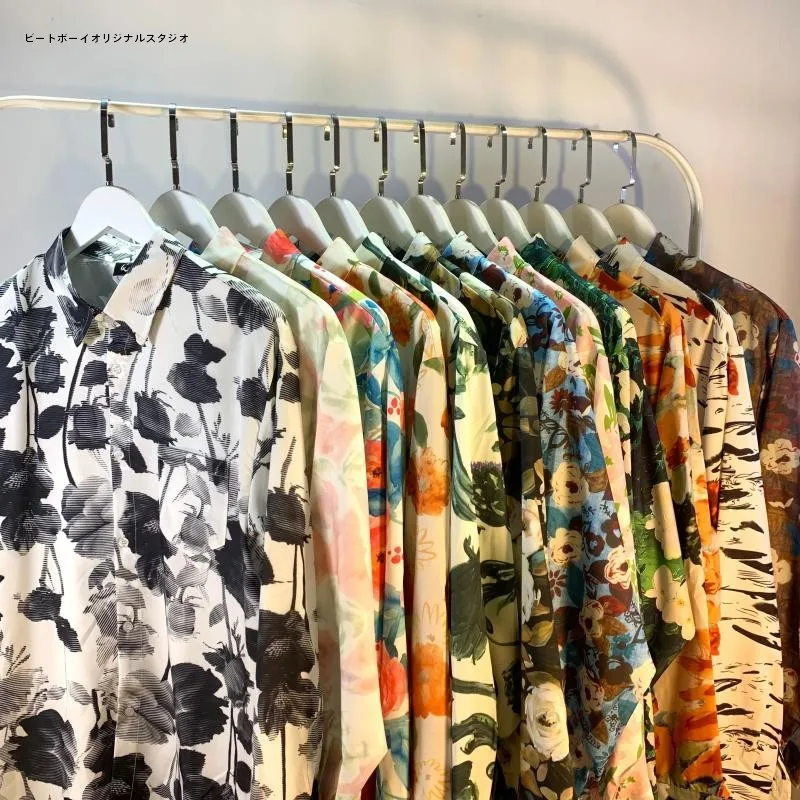 11月末に着る服の季節感をどう考える？花柄シャツが秋の終わりに与える、心の温もりとは