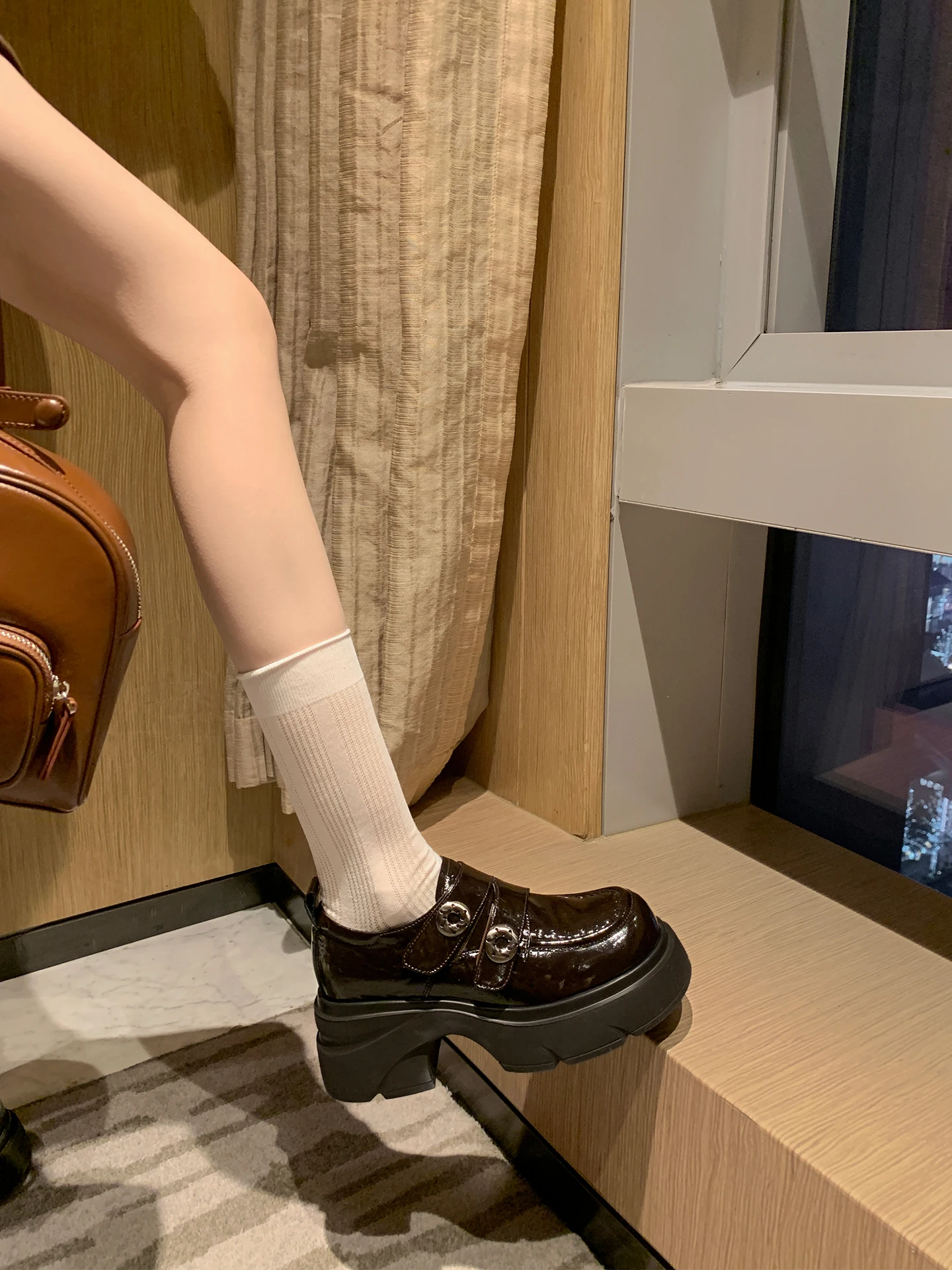 厚底ローファー：英倫風のつなぎに合う靴としての実用性とデザイン特性