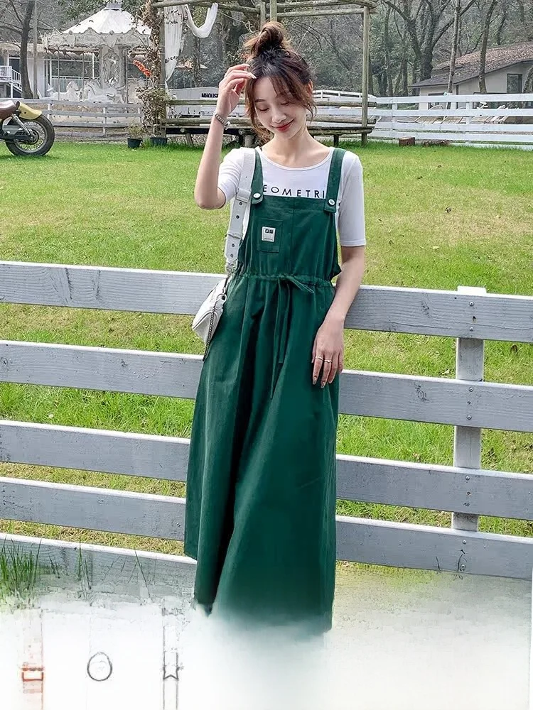 グリーンのオーバーオール風サロペットワンピースはカジュアルな夏の日常に最適なデザインか？