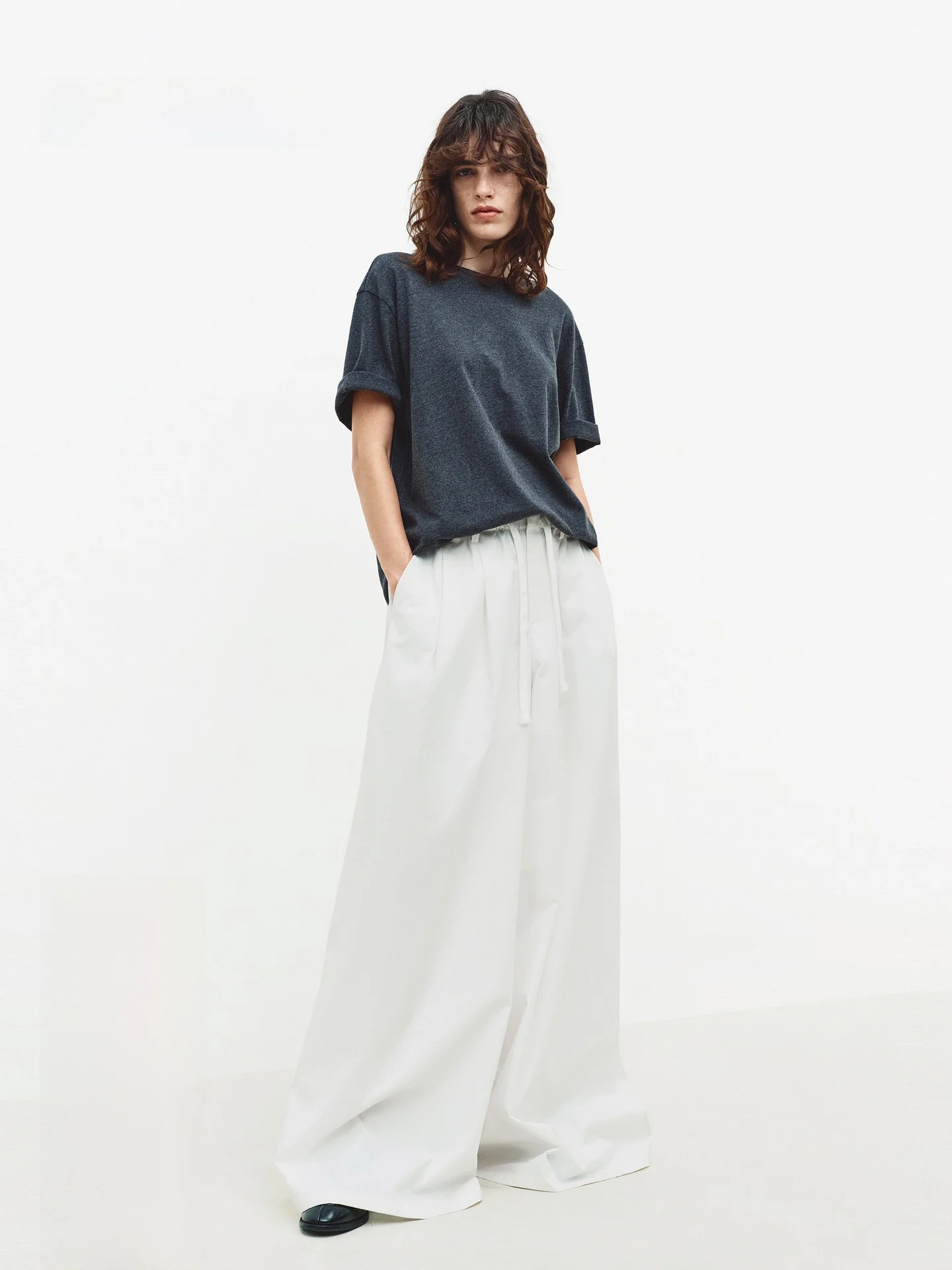 背中結びデザインのTシャツでどう着こなす？春の日常に合うアレンジのコツを解説
