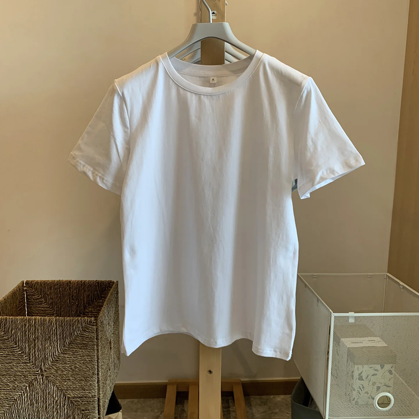 夏の通勤スタイルをシンプルに整えるには、白Tシャツを選ぶべき？