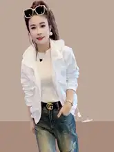 小柄なホワイトアウター【カジュアル・フード付き・アクティブウェア】