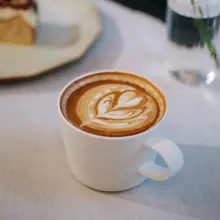 景徳鎮製 310ML コーヒーカップ【陶器製・白釉・朝食用】
