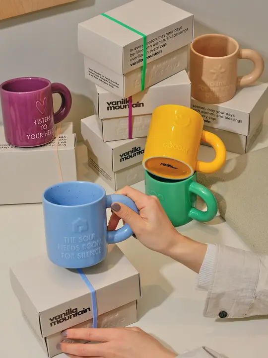 触れることのできる文字デザインの陶器マグカップ【オリジナルデザイン・朝食用・浮彫シリーズ】