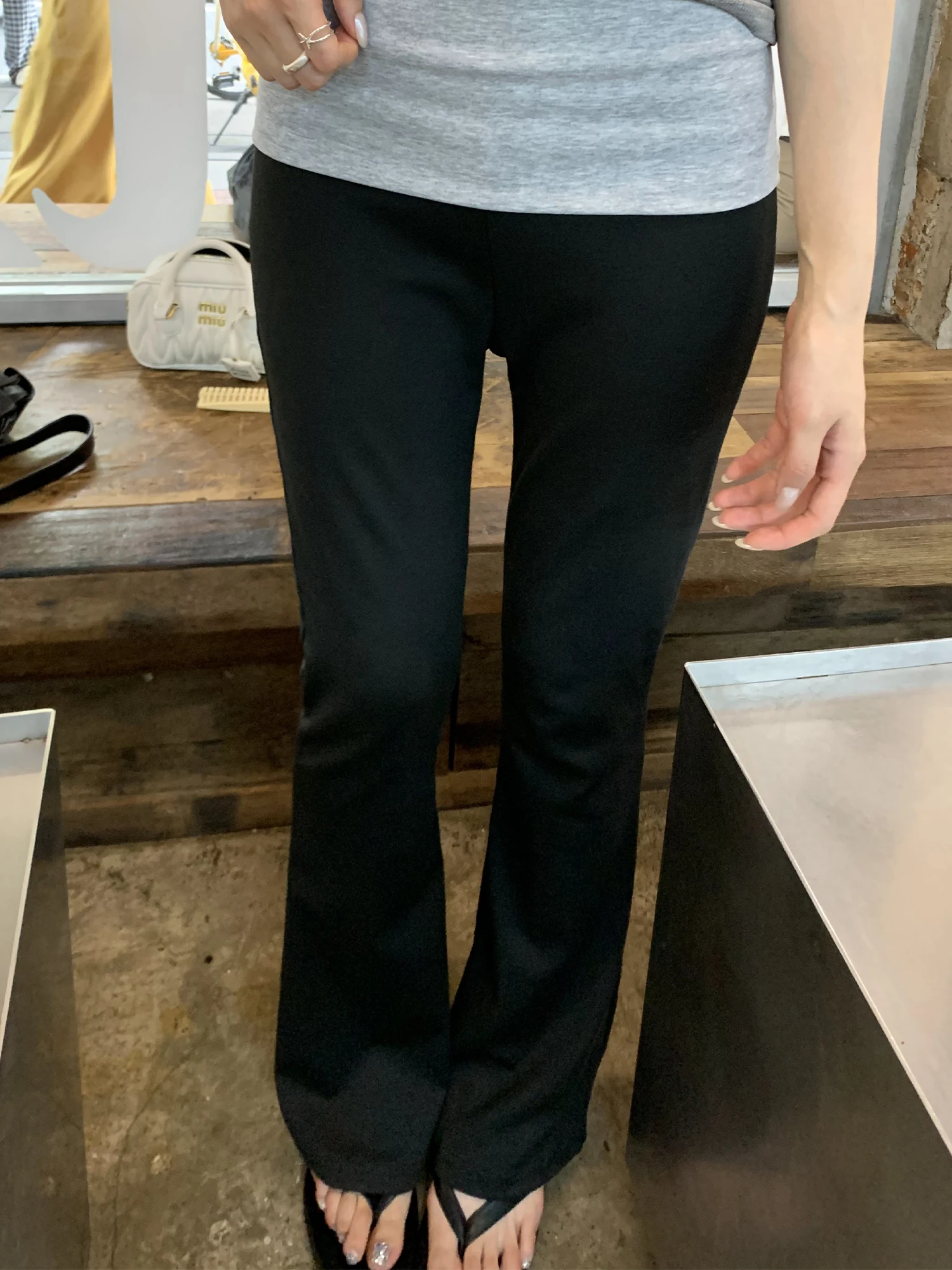 骨格ストレート フレアパンツ どうやって着るか？実測データと着用シーンを解説