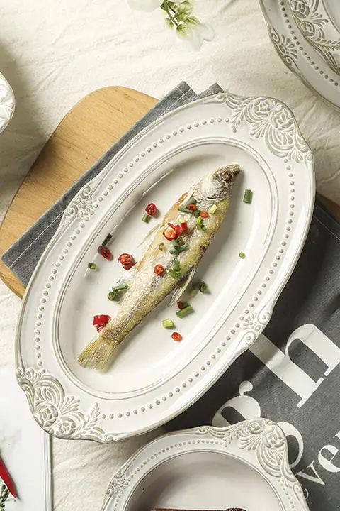 アンティーク浮彫りデザインの欧風食器セット【二つの耳付きサラダボウル・プレート・家庭用】