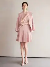高級感あるピンクドレスとジャケットのコーディネート（セットアップ対応）