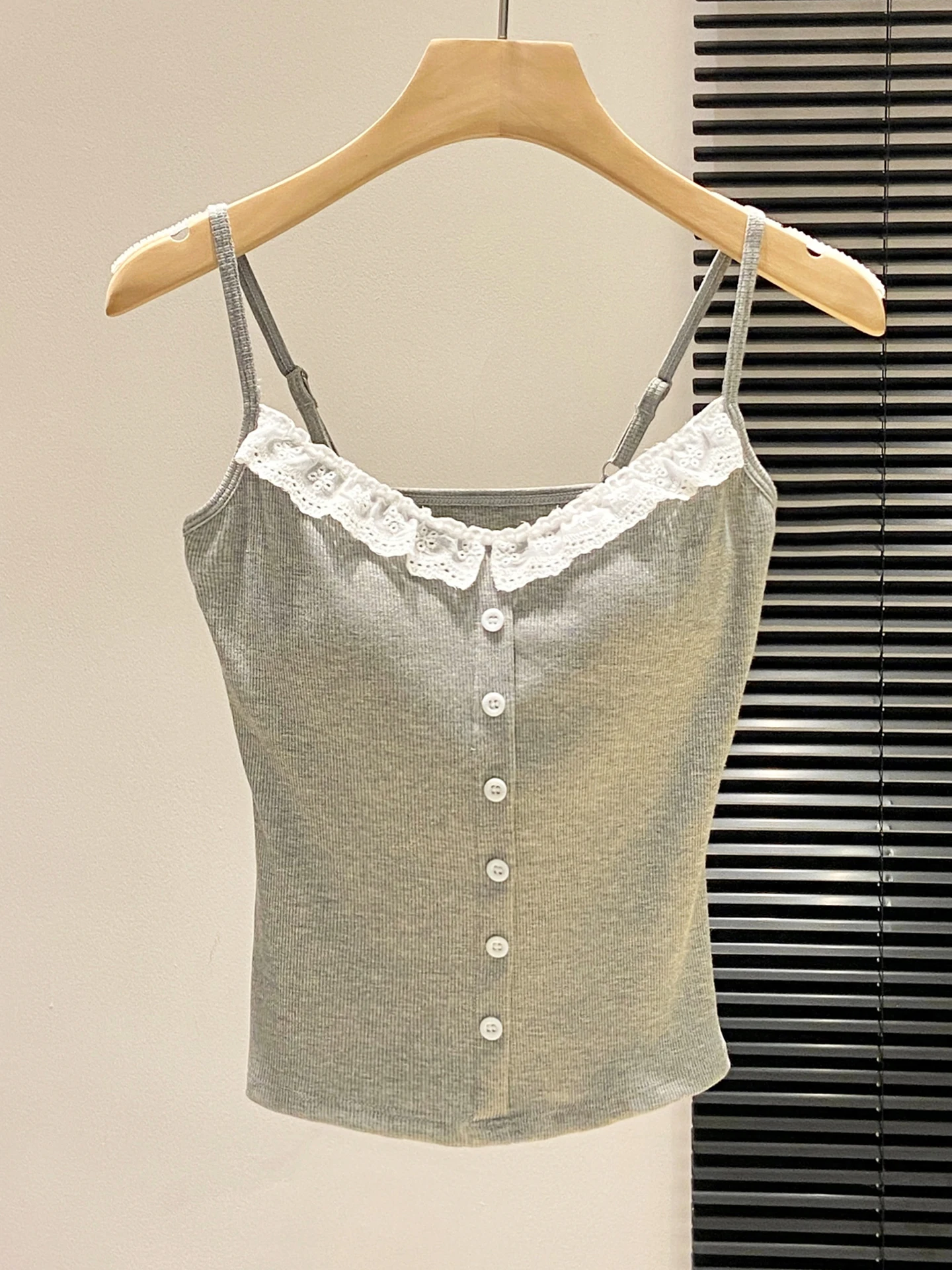 レース付きキャミソール：cカップ 服の上に最適なボタンデザインと胸パッドの実用性
