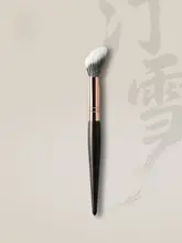 斜坡形デザインの大判チークブラシ【極上の柔らかさ・フェイスメイク対応】
