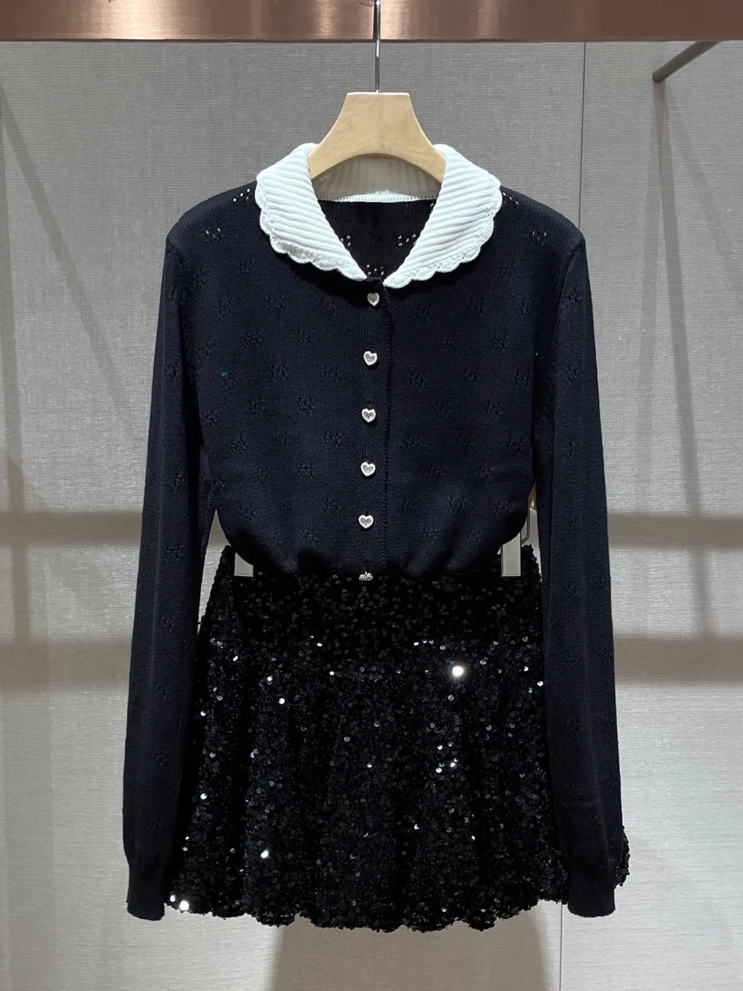学院風のジャケットとキラキラスカートで、秋の日常をどう彩る？