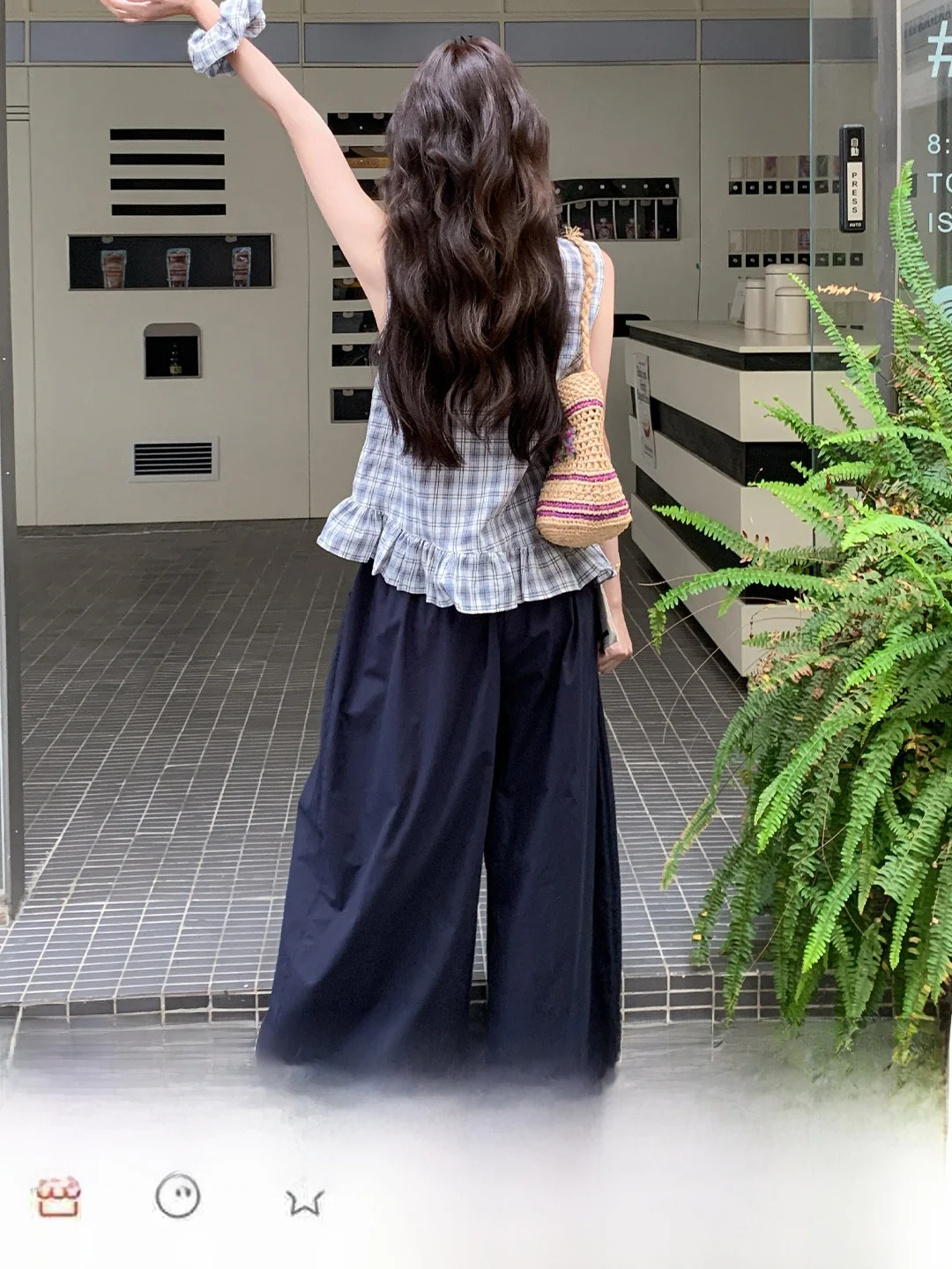 今日の服装レディースで「クールなコーデ」を実現するには？青いチェック柄のノースリーブトップスとワイドパンツの選び方