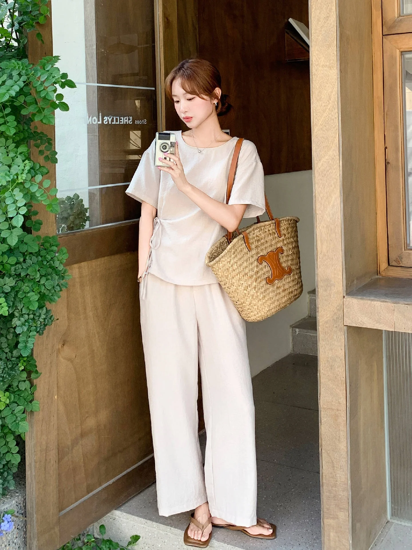 40代の夏旅行で軽い服を選ぶなら、このTシャツとストレートパンツの2点セットがおすすめ！