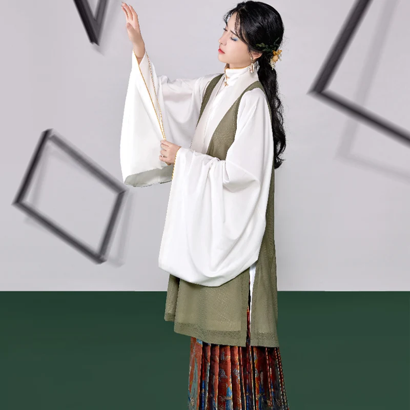 赤服を着るなら、今こそ「馬のスカート」を選ぶべき？