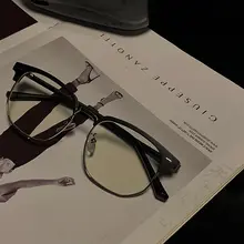 ファッショナブルなブルーライトカット眼鏡【ユニセックス・軽量・シンプルデザイン】