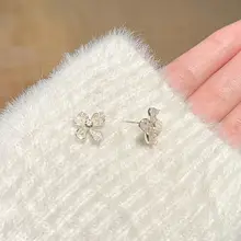 淡いピンクの四瓣花ジルコニアピアス【春夏・シンプルデザイン・高い装飾性】