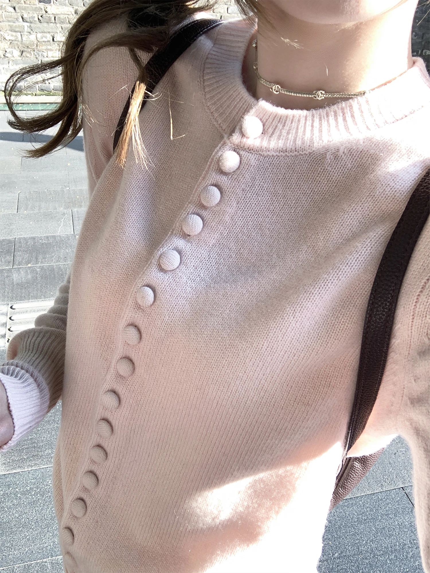 30代の春に何を着るか？全羊毛ニットカーディガンが解決する「おしゃれ春コーデ」の悩み