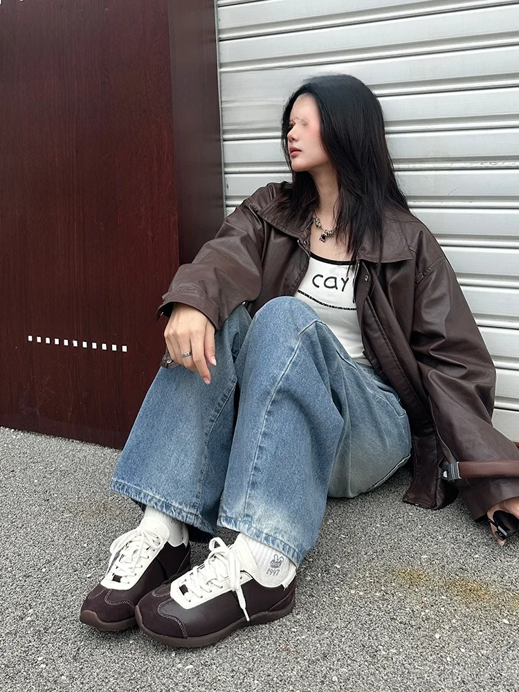 牛革製バレエスタイルスニーカー：レトロデザインが特徴の女性用ジム用靴