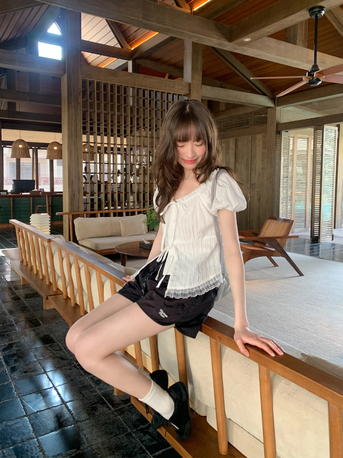 甘い印象のレーストリム付きリボン締め半袖シャツ【女性用・夏向け・上質なデザイン】