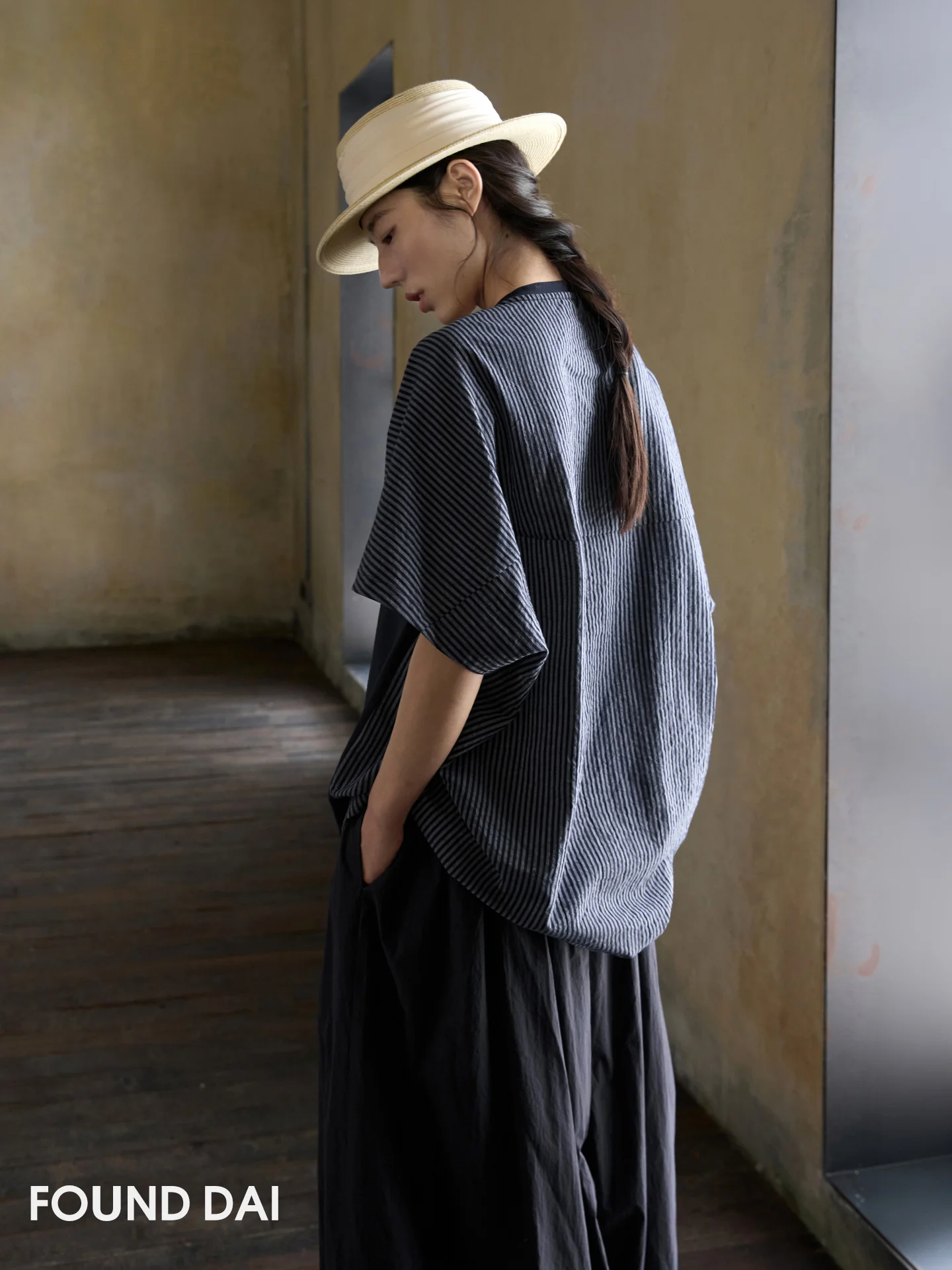 日常の着こなしに悩むあなたへ：リネンコットンの前短後長Tシャツは、本当に必要なのか？