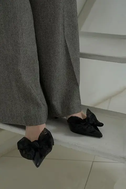 美しいデザインのリボン付きドット柄ローヒールパンプス