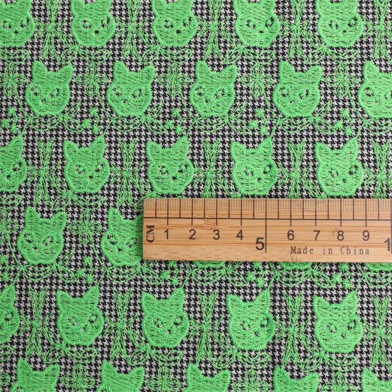 猫刺繍のツイード風生地：キルティング加工による秋冬向け暖色系デザインの実用性解析
