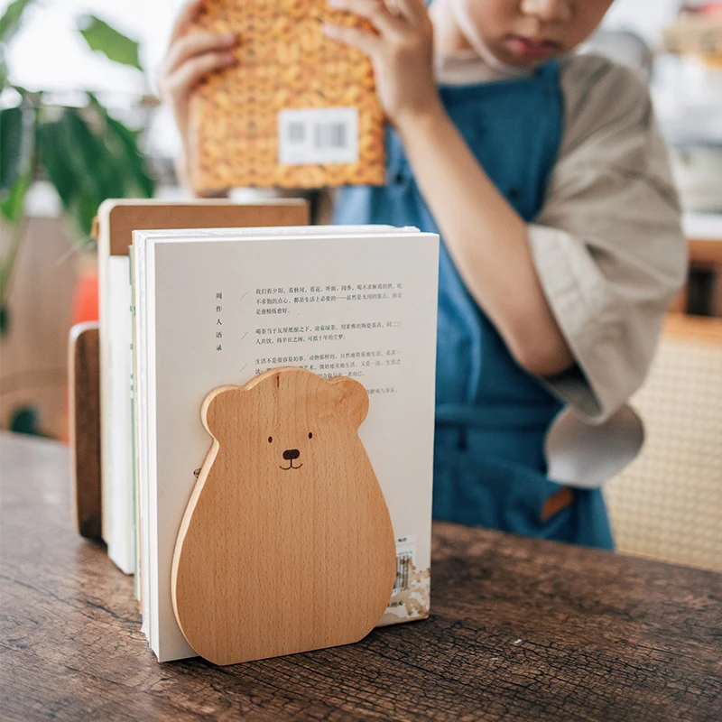 半宅木製ブックエンド：L型クマデザインが提供するスタイリッシュなデスクアクセサリー