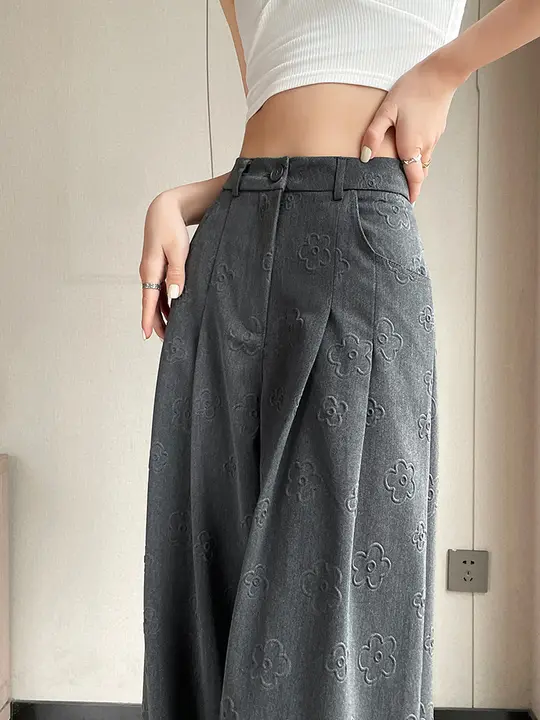 立体フラワープリーツデザインのハイウエストワイドパンツ【夏用・グレー・フィット】（セットアップ対応）