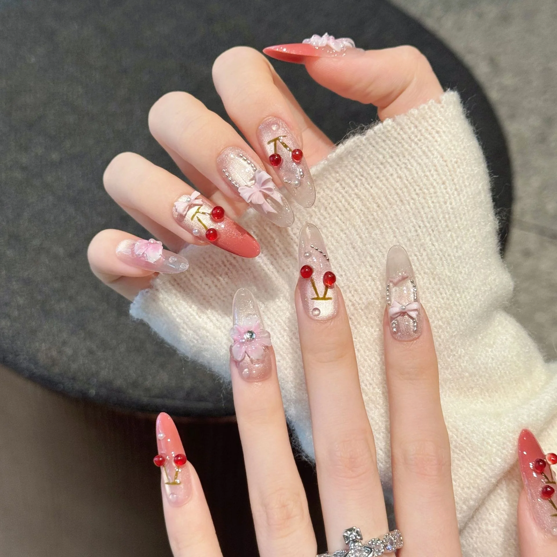 可愛らしい桜桃型デザインの手作り着用ネイルチップ：夏にぴったりな派手で可愛いフレームの選び方