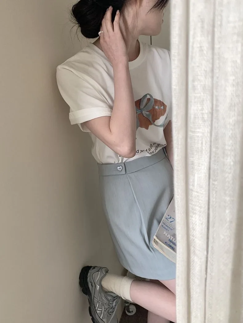 バレリーナ風クルーネックTシャツ：リボンプリントとルーズフィットの夏の着こなし