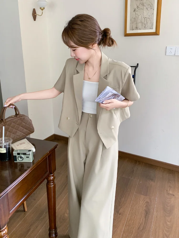 カーキー色に合う服の選び方を徹底解説！厳選3選で日常から通勤まで自在に活用する